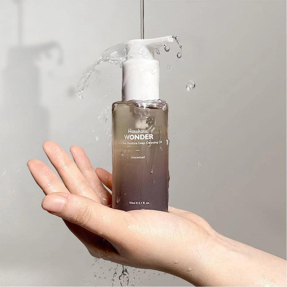 Lightweight, emulsifying texture of Haruharu Wonder Black Rice Cleansing Oil β Non-comedogenic, mineral oil-free formula for a clean "Glass Skin" base at Atelier De Glow UAE.