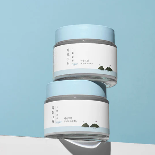 Smooth "Balm-to-Cream" texture of ROUND LAB Dokdo Moisturizer β Non-sticky, long-lasting hydration for a soft, matte-glow finish at Atelier De Glow UAE.