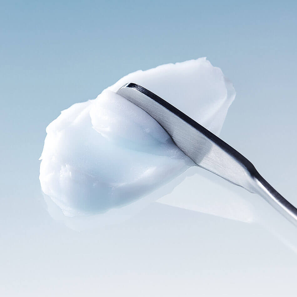 Water-burst texture of Arencia Deep Water Surge Cream – Lightweight, fast-absorbing Korean moisturizer for a dewy "Glass Skin" finish at Atelier De Glow UAE.