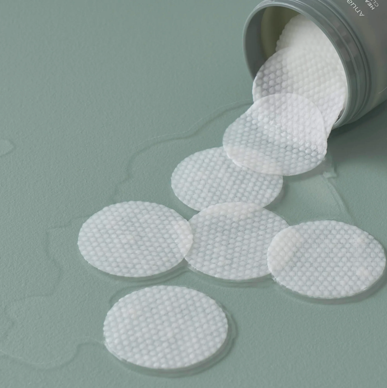 Anua Heartleaf 77 Clear Pad : Skincare innovation in a container β textured pads soaked with Heartleaf 77 solution for effective cleansing. The product is highlighted against a clean and refreshing backdrop.