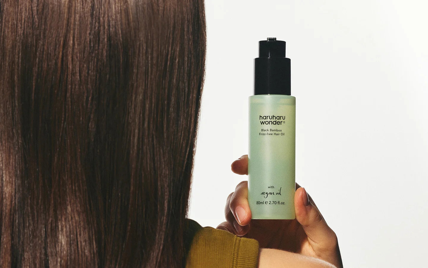 Non-greasy, fast-absorbing texture of Haruharu Black Bamboo Hair Oil – Professional shine-enhancing hair oil for a silky finish at Atelier De Glow UAE.