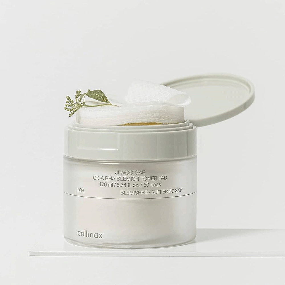 Dual-textured exfoliating side of celimax JIWOOGAE pads – Embossed cotton pads for mechanical and chemical exfoliation at Atelier De Glow UAE.