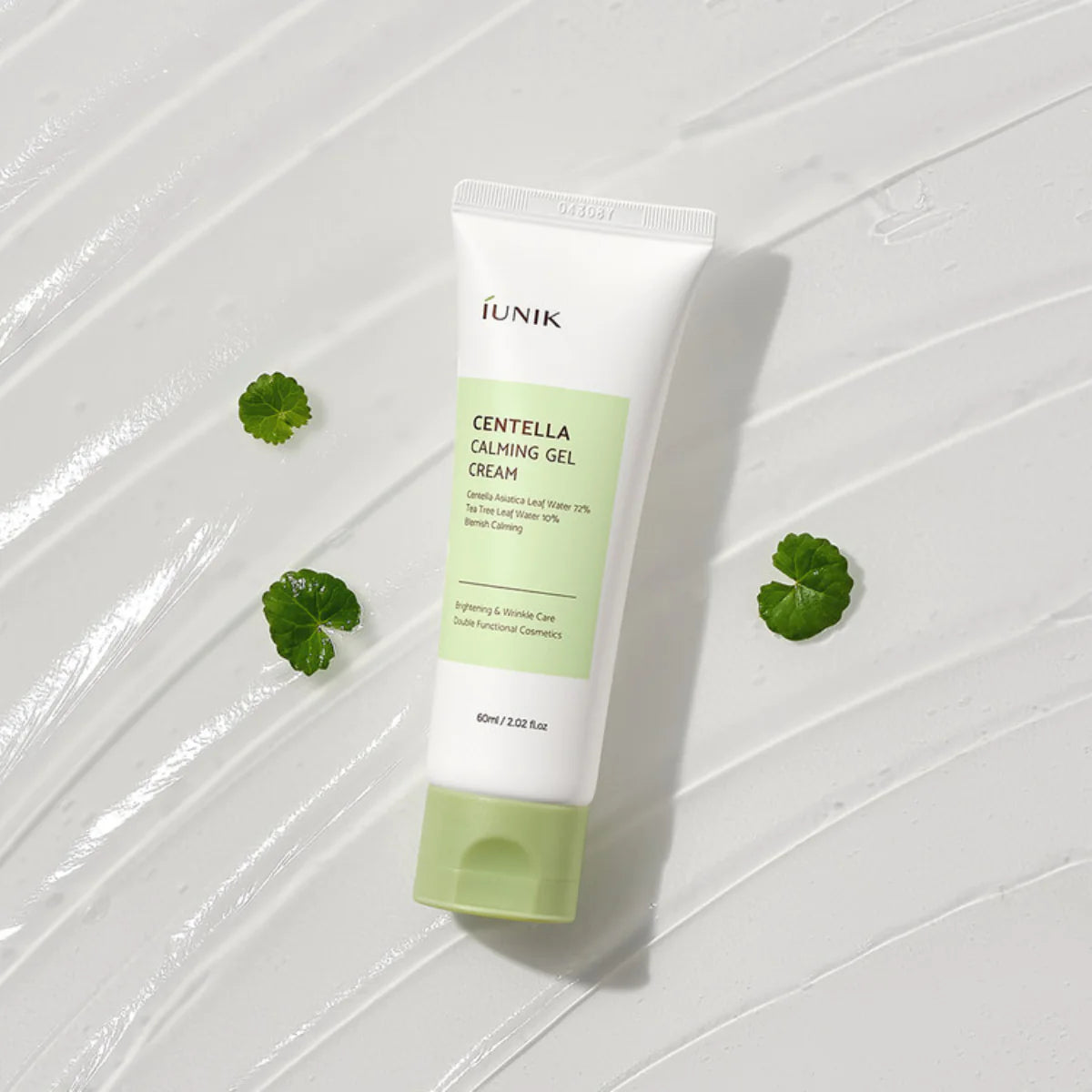Translucent, ultra-lightweight gel texture of iUNIK Centella Cream – Fast-absorbing, non-sticky gel formulation that mattifies at Atelier De Glow UAE.