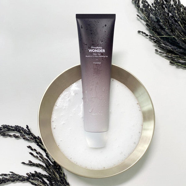 Haruharu Wonder low-pH cleanser for sensitive, dry, and acne-prone skin – Non-stripping, soap-free face wash for barrier health from Atelier De Glow UAE.
