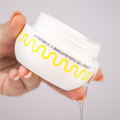 Refreshing, non-sticky gel texture of COMMONLABS Vitamin C Brightening Cream – Weightless Korean face cream for a dewy "Glass Skin" finish at Atelier De Glow UAE.