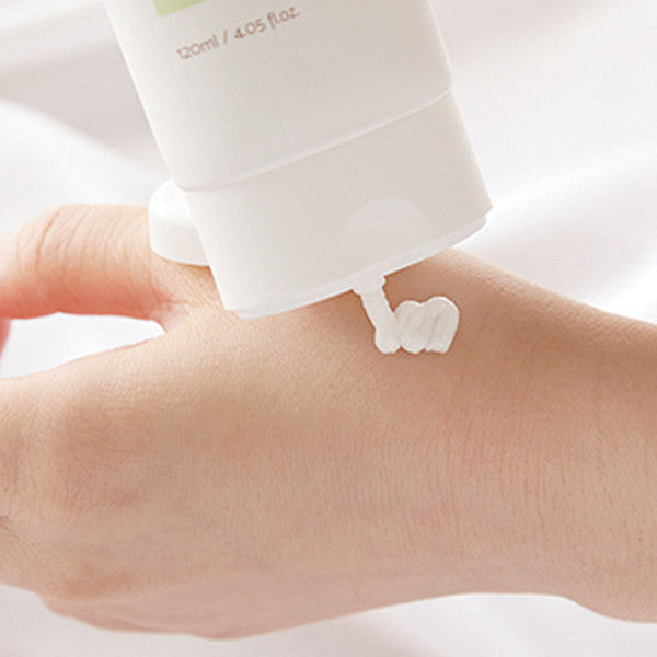 Rich, whipped micro-bubble lather of iUNIK Centella Cleansing Foam – Creamy, low-irritation daily face wash that rinses clean at Atelier De Glow UAE.