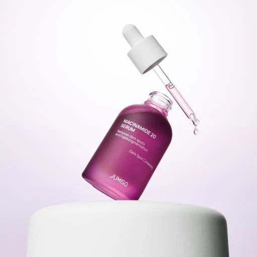 Crystal-clear, watery fluid texture of Jumiso Niacinamide 10 Serum – Non-sticky, fast-absorbing oil-free brightening liquid at Atelier De Glow UAE.