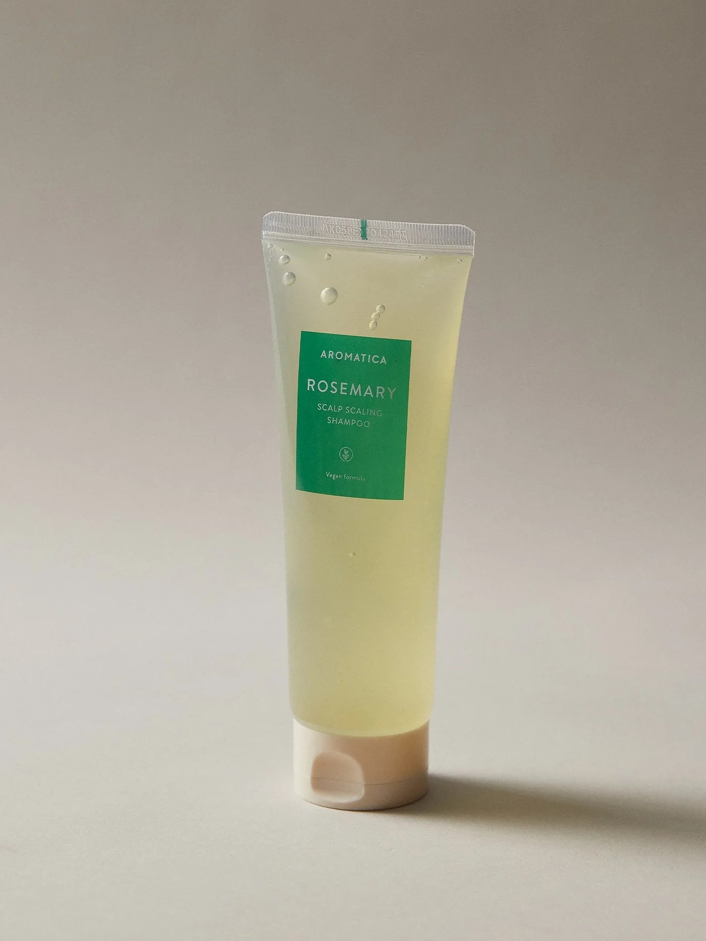 AROMATICA Scalp Scaling Shampoo for removing hard-water buildup and dandruff in Dubai – Refreshing Korean hair care with fast UAE delivery.