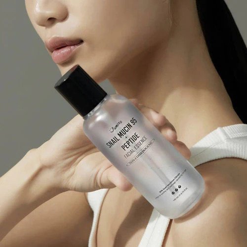 Rich, slippery yet fast-absorbing fluid texture of Jumiso Snail Mucin 95 Essence – Non-greasy, lightweight hydrating liquid at Atelier De Glow UAE.