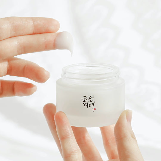 Unique "Honey-Like" bouncy texture of Beauty of Joseon Dynasty Cream – Moisturizing Korean skincare for "Glass Skin" luminosity at Atelier De Glow UAE.