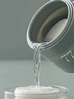 Anua Heartleaf 77 Clear Pad : Clear pads infused with Heartleaf 77 solution, presented in a container, offering gentle exfoliation and soothing care. The product stands out against a calming background.