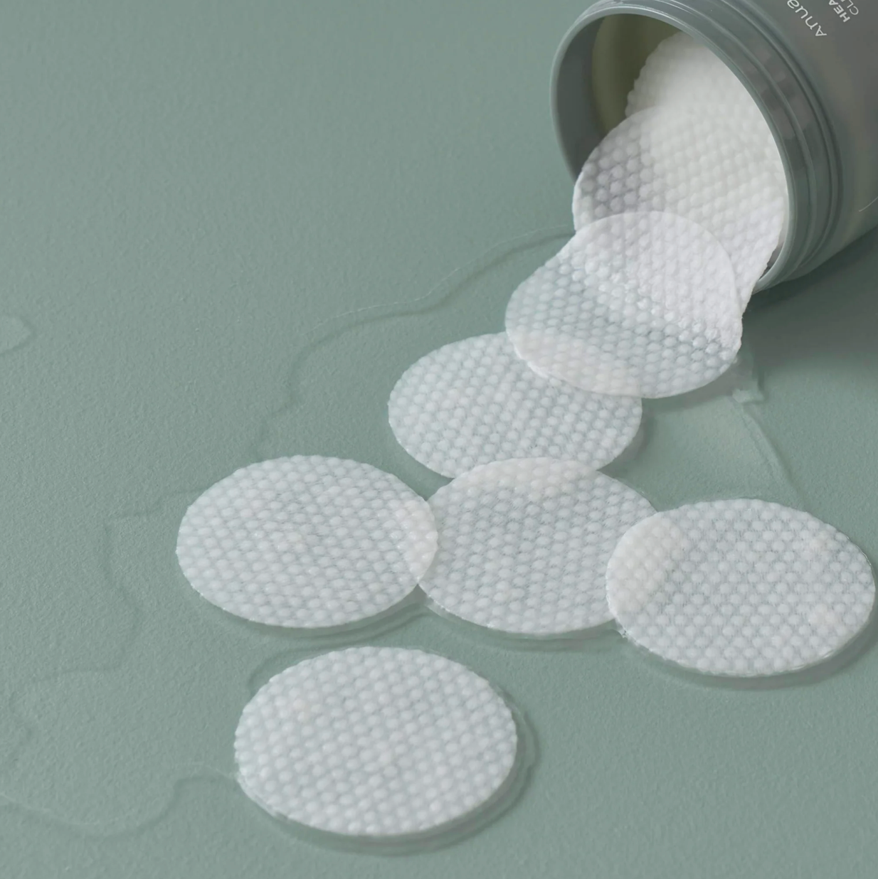 Anua Heartleaf 77 Clear Pad : Skincare innovation in a container – textured pads soaked with Heartleaf 77 solution for effective cleansing. The product is highlighted against a clean and refreshing backdrop.